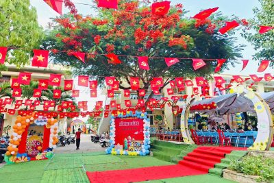 🌸🎈 TRƯỜNG MẦM NON LÝ SƠN – CHÀO MỪNG NĂM HỌC MỚI 2026–2027 🎈🌸  🌈 Sáng ngày 5/9/2026, trong không khí rộn ràng, tươi vui của ngày đầu năm học mới, Trường Mầm non Lý Sơn hân hoan tổ chức “Ngày hội đến trường của bé” năm học 2026–2027 🎒  🇻🇳🌸 Dưới sắc cờ đỏ tung bay, sân trường hôm nay như bừng lên một sức sống mới. Những bước chân nhỏ xinh ríu rít đến trường, những gương mặt ngây thơ còn chút bỡ ngỡ nhưng ánh mắt tràn đầy háo hức; những nụ cười trong trẻo của các con hòa cùng niềm vui của cô giáo… Tất cả đã tạo nên một khoảnh khắc thật đẹp trong ngày hội ý nghĩa này. 👧👦💐  💐 Về tham dự với Ngày hội, nhà trường vinh dự được đón tiếp:  🌷 Đồng chí Trần Nhật Tiến – UVBTVĐU, Chủ nhiệm Ủy ban Kiểm tra Đảng ủy Đặc khu Lý Sơn;  🌷 Đồng chí Nguyễn Đạo – ĐUV, Phó Chủ tịch UBND Đặc khu Lý Sơn;  🌷Cùng các đồng chí là đại biểu đại diện các cơ quan, ban, ngành, đoàn thể; các đơn vị kết nghĩa trên địa bàn đặc khu Lý Sơn;   🌷Tập thể CB-GV-NV-NLĐ trong trường, quý phụ huynh và đặc biệt là các bé yêu của Trường Mầm non Lý Sơn. 👨‍👩‍👧‍👦💕  💖 Sự hiện diện, quan tâm và những tình cảm quý báu của quý lãnh đạo, đại biểu các cơ quan, đơn vị và quý phụ huynh chính là nguồn động viên to lớn để tập thể nhà trường tiếp tục nỗ lực xây dựng một môi trường giáo dục an toàn – thân thiện – hạnh phúc, nơi mỗi ngày đến trường của trẻ đều là một ngày vui. 🏫🌱  🎈🌟 NĂM HỌC 2026–2027 CHÍNH THỨC BẮT ĐẦU! 🌟🎈  🌻Chúc các bé luôn chăm ngoan, có một năm học mới thật nhiều niềm vui và trải nghiệm đáng nhớ. 🎒🌈  🌻 Chúc tập thể Trường Mầm non Lý Sơn luôn nhiệt huyết, sáng tạo và gặt hái nhiều thành công 🌾🌾✨  #TruongmamnonLyson #Moingaydentruonglamotngayvui💓