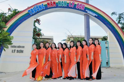 Trang phục áo dài truyền thống